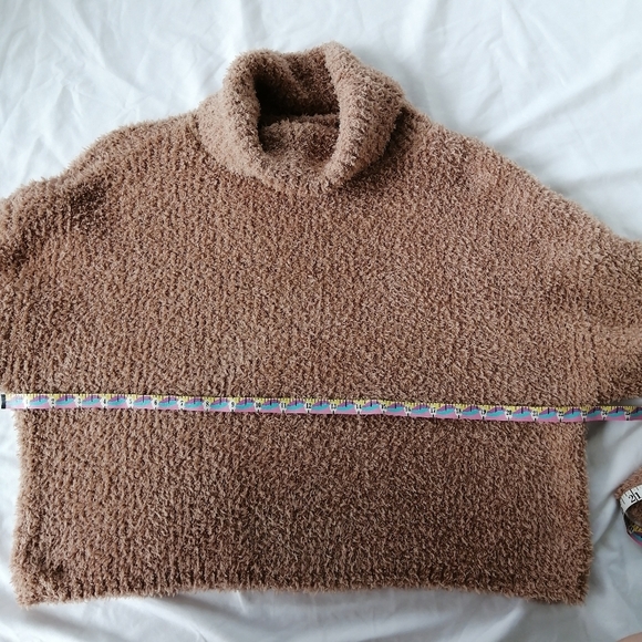 Aerie Marshmallow Turtleneck Cropped Sweater Bell Sleeves Fuzzy Tan XL - Picture 11 of 15